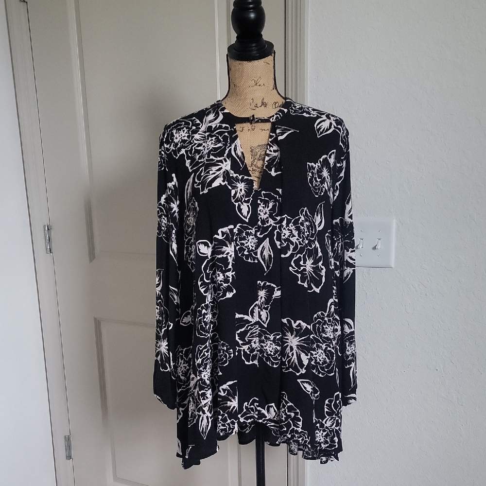Free People Black and White Graphic Blouse with Mandarin Collar, SIZE: S. P